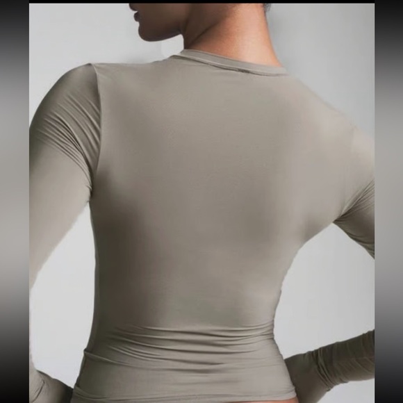 Skims Grey Long Sleeve Fits everybody top Sz Medium - Picture 3 of 3